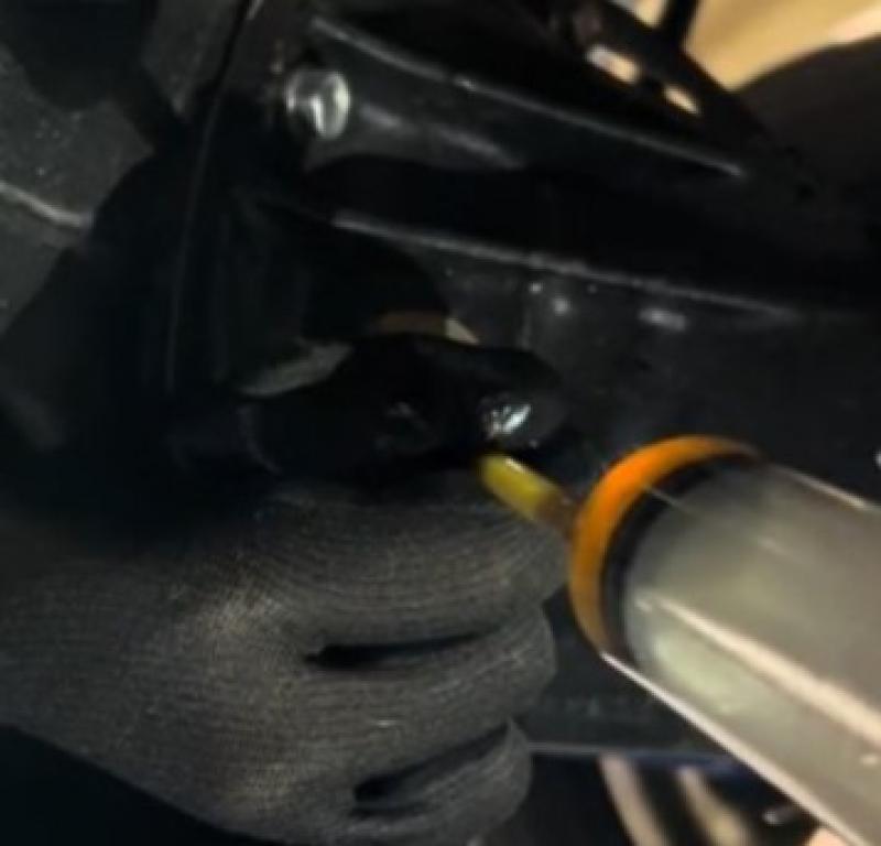 リアデフにSOD-1Plusを添加。
新車から添加することでオイル劣化を抑え金属接触による異音の発生緩和します。