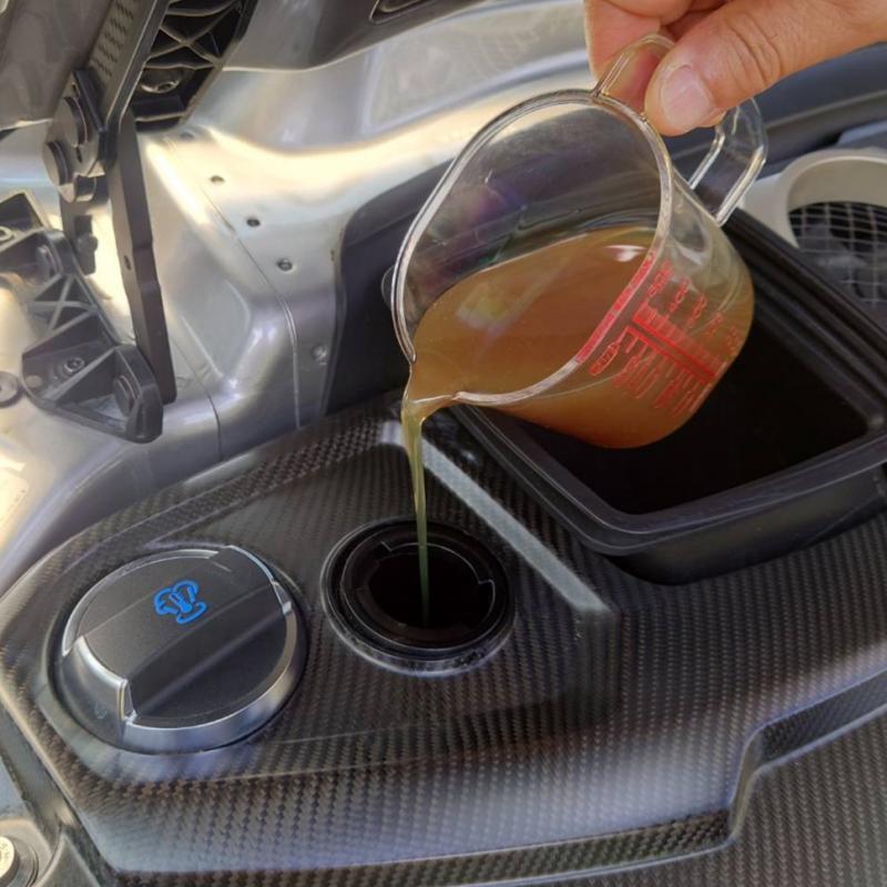 エンジンにSOD-1Plus添加の様子。
新車から添加することでオイル劣化で起こる汚れの堆積を防ぎ、内部を常に綺麗を保つことが出来ます。 