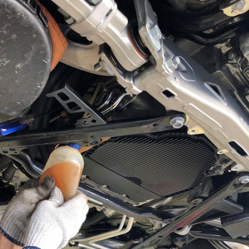 クラッチパートにSOD-1Plus添加の様子。
新車から添加することでオイル劣化を抑え金属摩耗による変速不具合となる鉄粉を予防しスムーズな走りを維持します。
