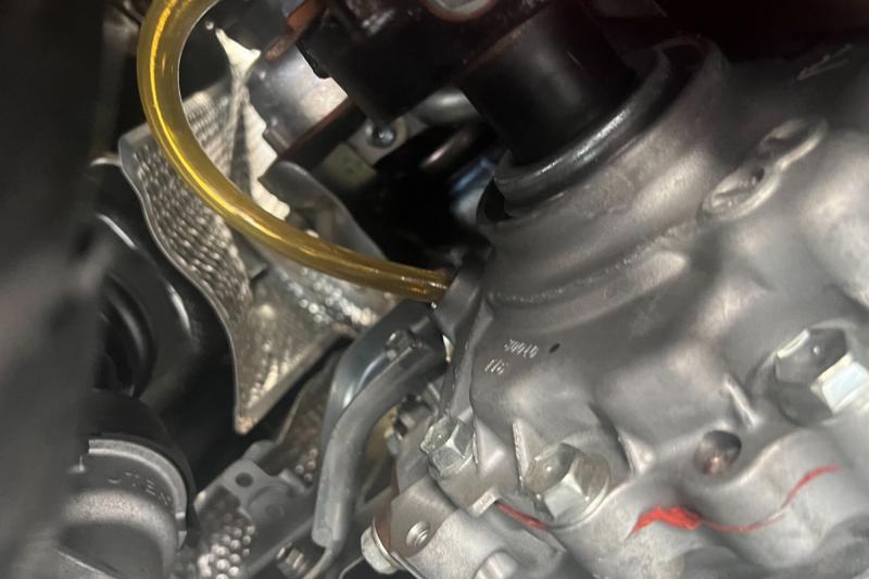 ■ステップ2：SOD-1Plus添加
先にSOD-1 Plusを添加します。
添加することで金属摩耗を抑え、さらに動力伝達ロスを改善します。