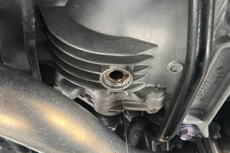 デフ編
■ステップ1：オイル排出
デフオイル交換を行ないます。