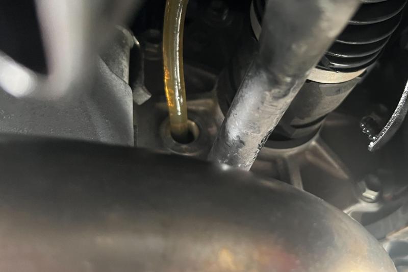 ■ステップ2：SOD-1Plus添加
先にSOD-1 Plusを添加します。
添加することでオイル劣化を抑え金属接触による異音の発生緩和します。