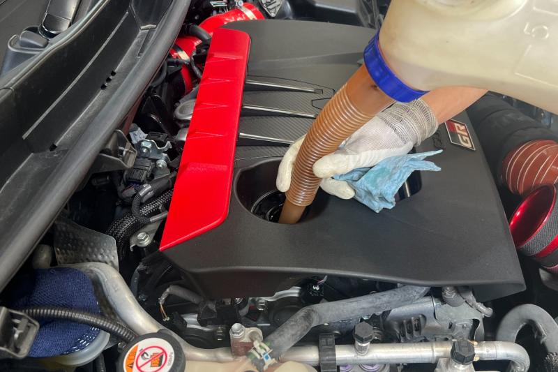 ■ステップ3：オイル注入
エンジンオイルを注入します。
レベルゲージで油温を調整しオイル量を確認します。