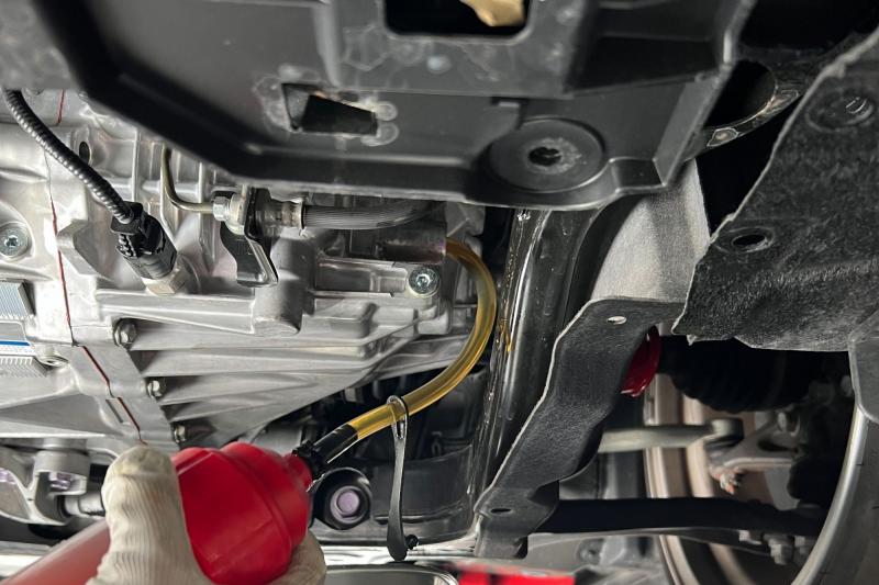 ■ステップ3：オイル注入
MTオイルを注入します。
注入口からオイル量を確認します。