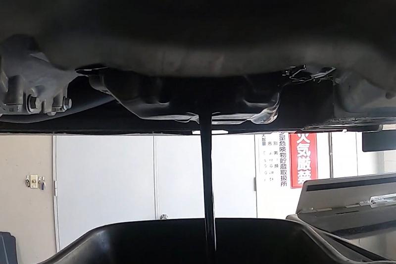 エンジン編
■ステップ1：オイル排出
エンジンオイル交換を行ないます。
※交換時期は半年又は5000kmをおすすめします