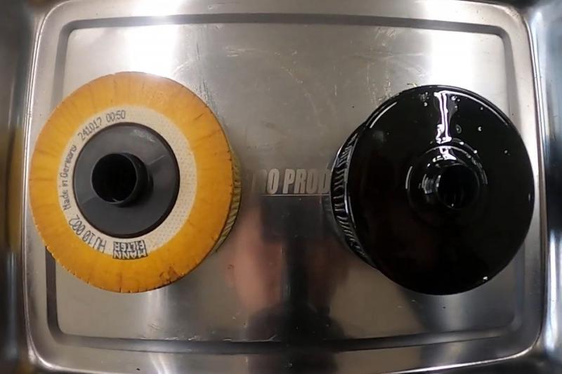 取り外したオイルフィルターの様子。
左：新、右：旧