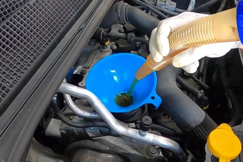 ■ステップ3：オイル注入
エンジンオイルを注入します。
レベルゲージで油温を調整しオイル量を確認します。