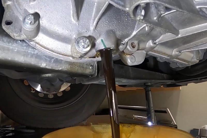 ミッション編
■ステップ1：オイル排出
ミッションオイル交換を行ないます。
※交換時期は4年又は40,000kmをおすすめします