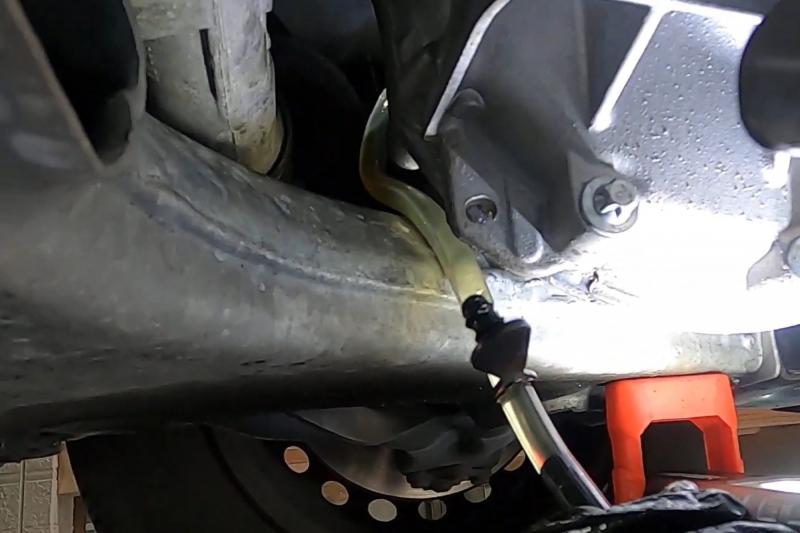 ■ステップ3：オイル注入
ミッションオイルを注入します。
注入口からオイル量を確認します。