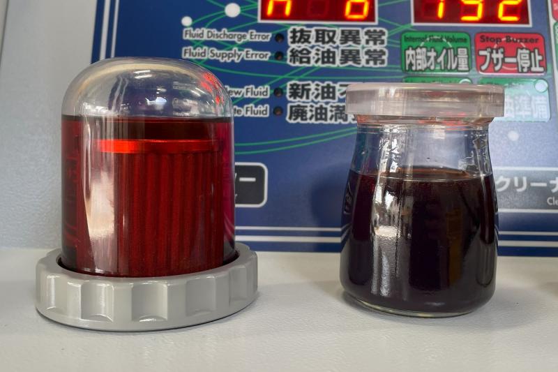 左：新油、右：フルード交換前廃油
フルード交換前廃油はかなり汚れております。
全量6.7L×2倍量の13.4L交換後はどれくらい透明度が変化するか検証を行います。