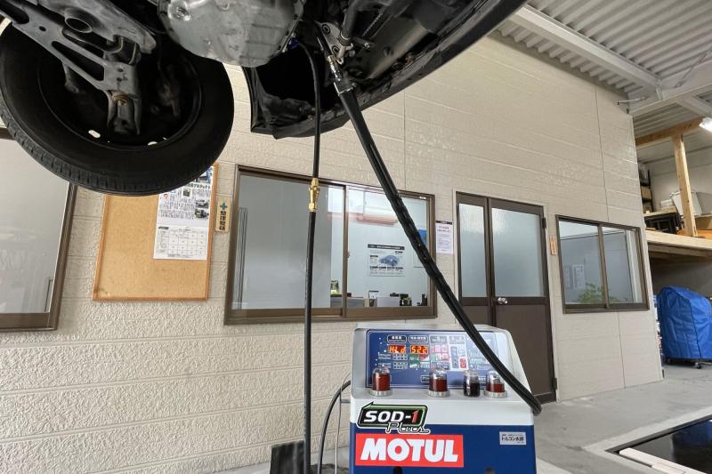 ■ステップ2：フルード交換
CVTフルード注入・排出の様子。全量交換することにより、摩耗粉を外部に排出します。
ミッション：CVT
※交換時期は2年又は2万㎞をおすすめします。