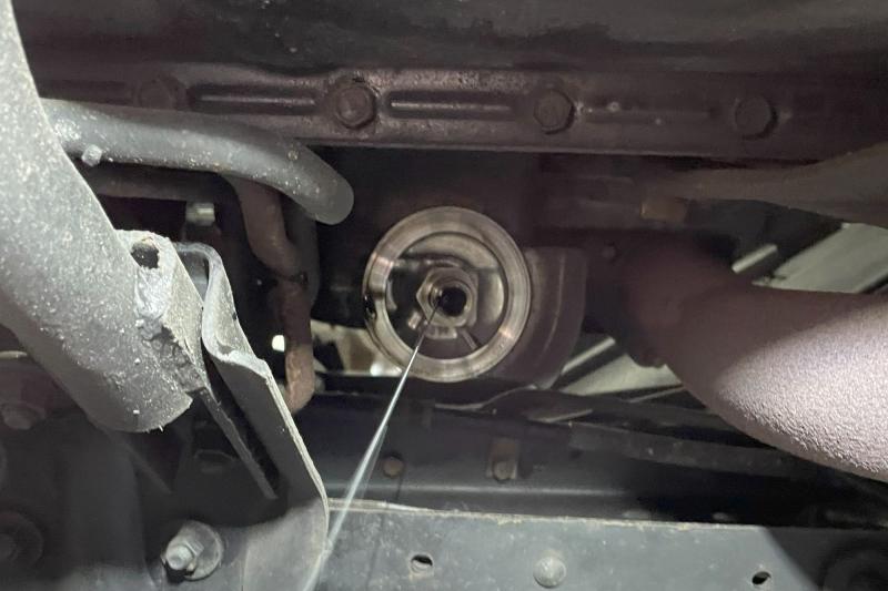 オイルフィルターの取付当たり面を綺麗に清掃の様子。