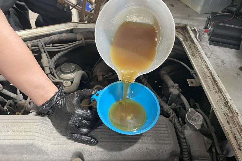 ・万能オイル添加剤「SOD-1Plus」添加
潤滑性を高めることで摩耗を抑制し、始動性向上・油圧安定・オイル漏れ予防に効果を発揮します。
