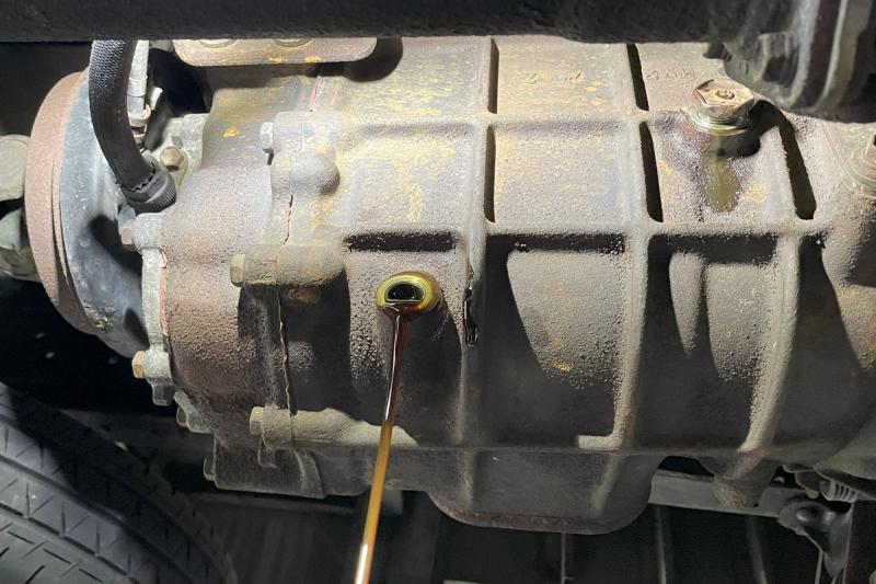 ・オイル排出
オイル劣化は変速不良の原因に。定期的なオイル交換が必要です。
※交換の目安は「4年または40,000kmごと」を推奨しています。


