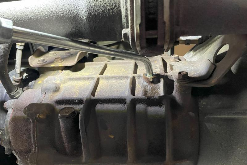 ・オイル注入
トヨタ純正ギヤオイルは、ミッション専用に設計された粘度特性と最適な添加剤構成により、優れた耐摩耗性・極圧性・酸化安定性を発揮します。