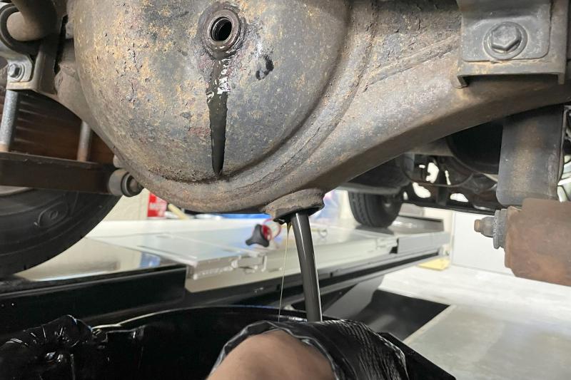 ・オイル排出
たまにしか乗らない車両なので、オイルが乳化しやすくなります。
トラブル予防のために定期的なオイル交換が基本。
※交換の目安は「4年または40,000kmごと」を推奨しています。