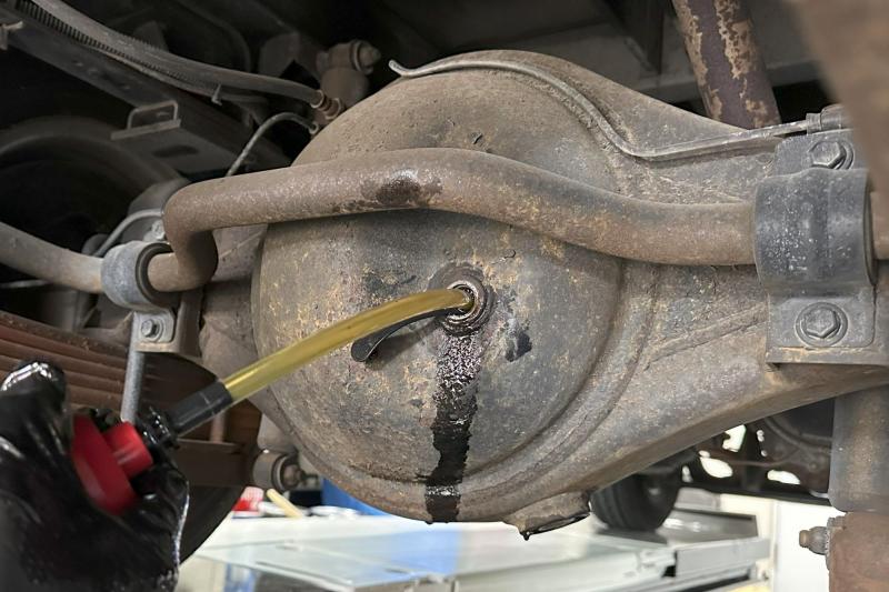 ・万能オイル添加剤「SOD-1Plus」添加
極圧性と油膜保持に優れ、ギヤやベアリングの摩耗を抑制。高温時も潤滑性を維持し、デフ鳴きやにじみを防ぎます。