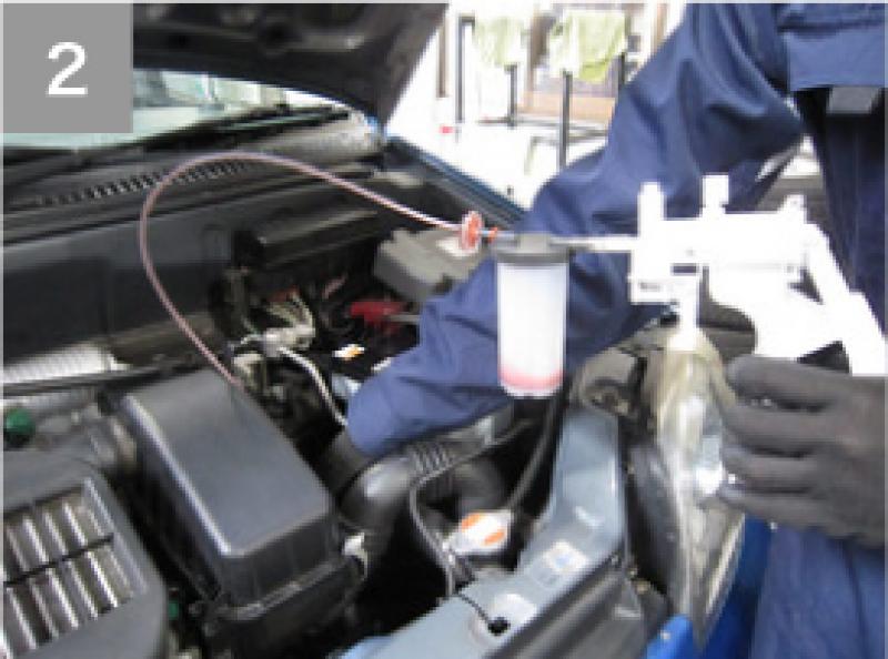 ATFレベルゲージにホースを入れATFを約20cc抜き取る。