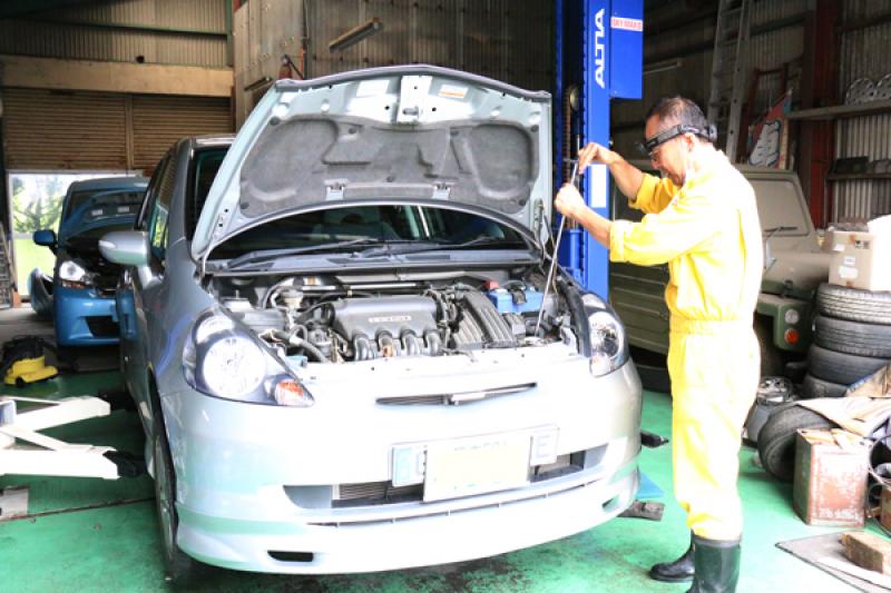 まずはどれ程CVTオイルが汚れているかチェックしました。