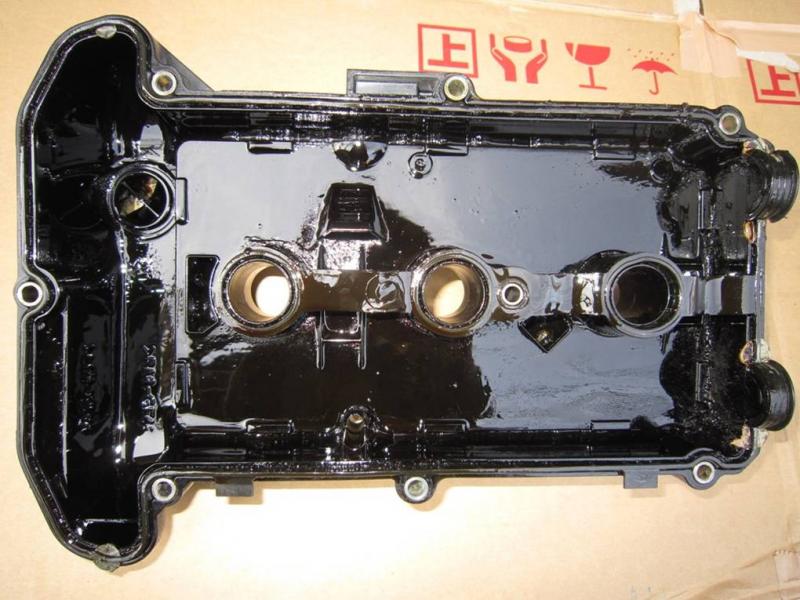 ヘッドカバーのスラッジもオイルが良く当たる所ほど、綺麗になっています。