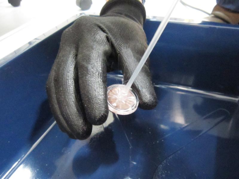 フィルター内のATFをパーツクリーナーで洗い落します。