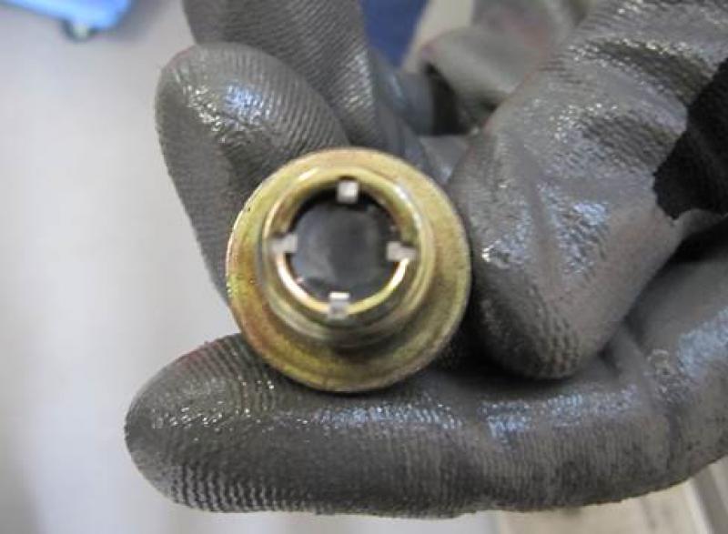 ドレーンボルトに付着した鉄粉を取り除いた後。