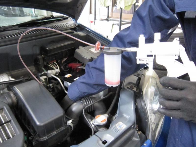 コンタミチェッカーでATFを約20㏄抜き取ります。