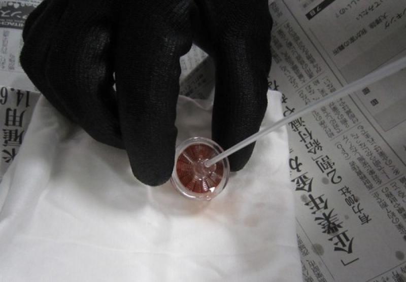 フィルター内に溜ったオイルをパーツクリーナーで洗い、その後エーアを吹きかけてフィルター内のオイルを除去します。