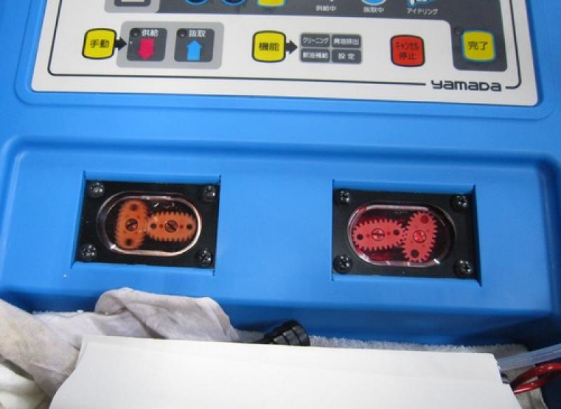 左が抜き取っているオイル、右が新油です。
ATFの交換後にSOD-1Plusを総油量の7％添加します。
