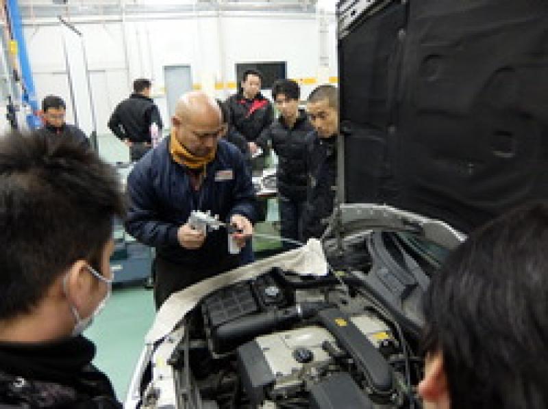 コンタミチェッカーを使用してATFを抜き取る