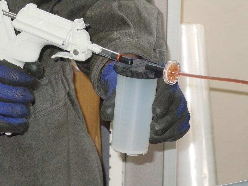 コンタミチェッカーでATF抜き取り中