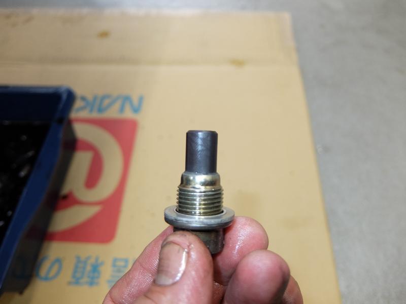 ドレーンボルトの鉄粉を拭き取った状態