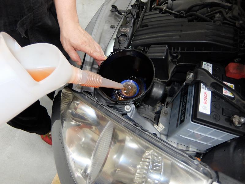 CVTFレベルゲージに漏斗を設置しSOD-1Plusを添加