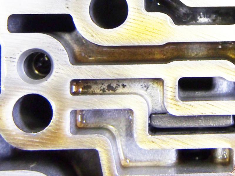 パブルボディ内に、汚れ（鉄粉やスラッジ）が溜まっているのを確認