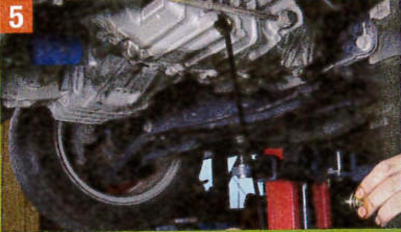 暖めたらま下にオイル受け皿を置き、ドレンボルトを押し付けながら回してネジ山が外れて空回りしたところで一気に取り外す。