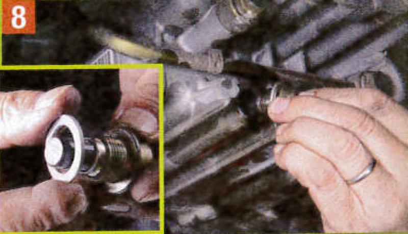 新品パッキンをドレンボルトにセット。素手で持ってドレンにまっすぐ当てがい、軽く回してネジ山がかみ合ったら締まるだけ締め込む。