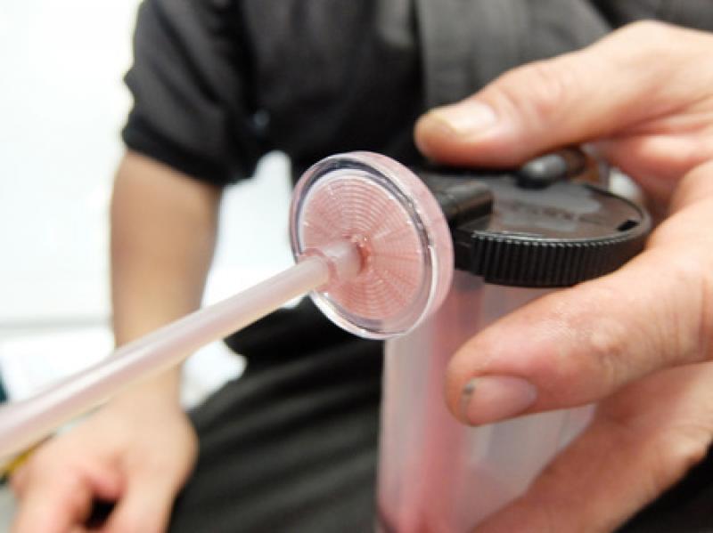 オイルがフィルターを通る際に、オイル中の鉄粉がフィルターにキャッチされます。