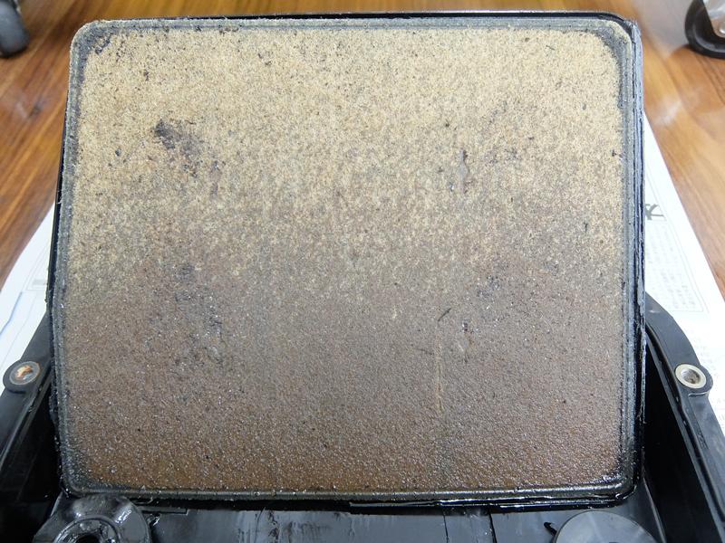 オイルパンからオイルフィルターだけを切り離した写真です。肉眼で見える１mm～２mm程度の鉄粉がきらきらしていました。※フィルターに付いている黒い破片はオイルパンから切り離す際に出たクズです。