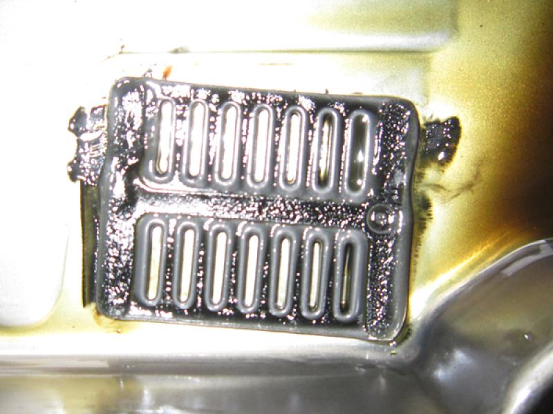 オイルパンのマグネットにはたっぷり鉄粉が溜まっていました。