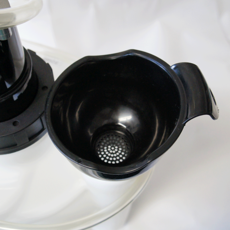 ②本体のフルード補充口に漏斗をセットし、ATFまたはCVTFの新油を入れます。※タンク容量は9Lです。