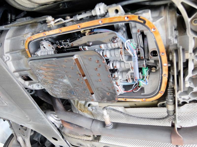 ストレーナーも交換です。ATF交換の際はストレーナー交換を推奨しております。特に摩耗が進んでいる場合、鉄粉がフィルターに詰まり、オイルの吸い上げを阻害する可能性があります。