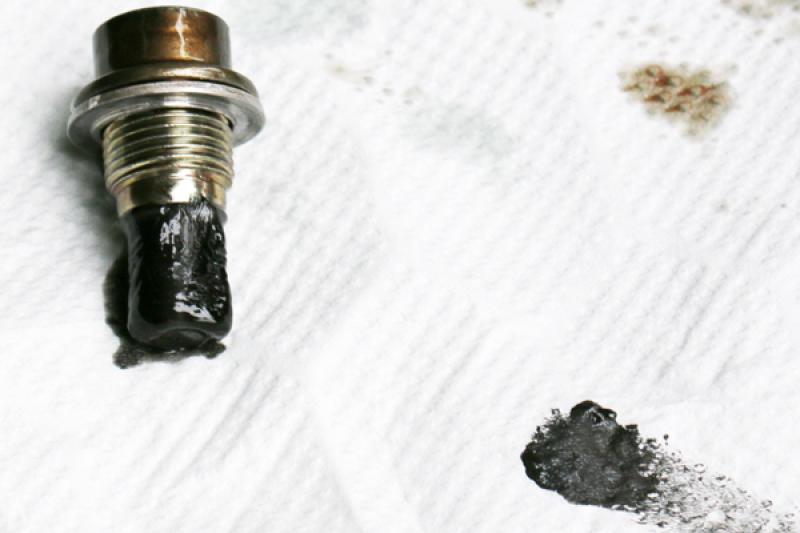 ドレーンボルトには鉄粉がたっぷりくっついていました。