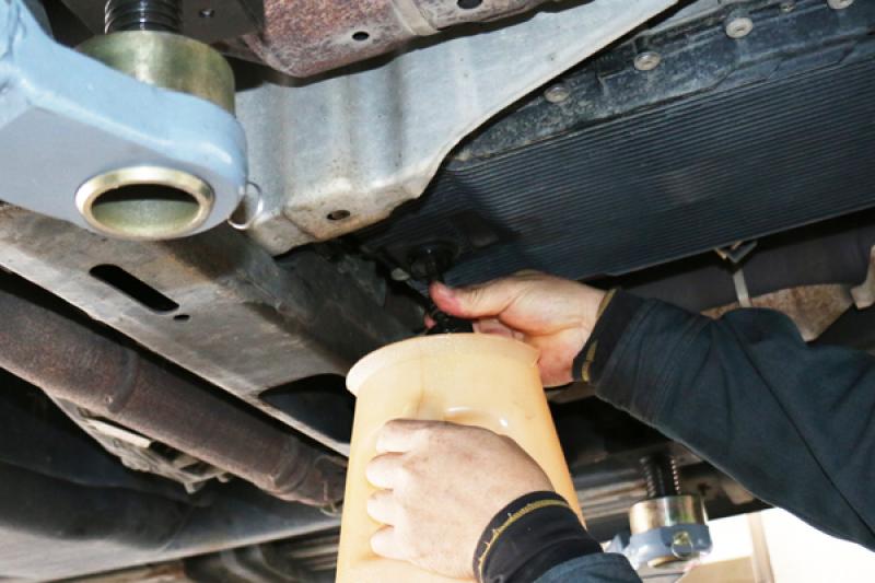 ゲージレスの車両の為、ドレーンからコンタミチェク用オイルを少量抜きます。
※オイルを抜く前に、必ずエンジンをかけてAT内のオイルを循環させて下さい。