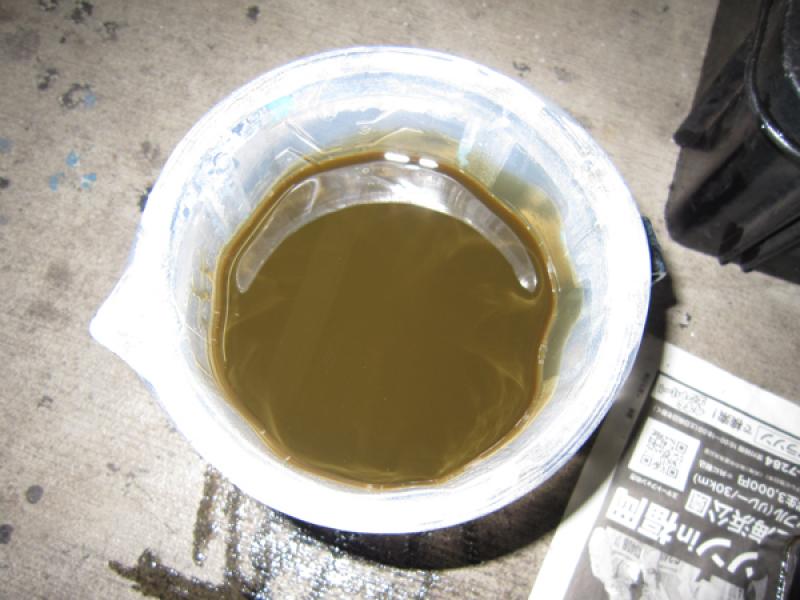 抜いたオイルは真っ黒でした。