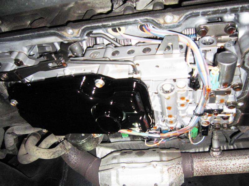 オイルパンを外してストレーナも交換します。