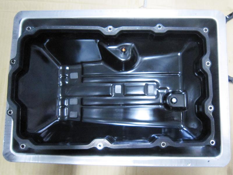 綺麗に清掃しました。ATF交換時はオイルパンの清掃も推奨しています。
