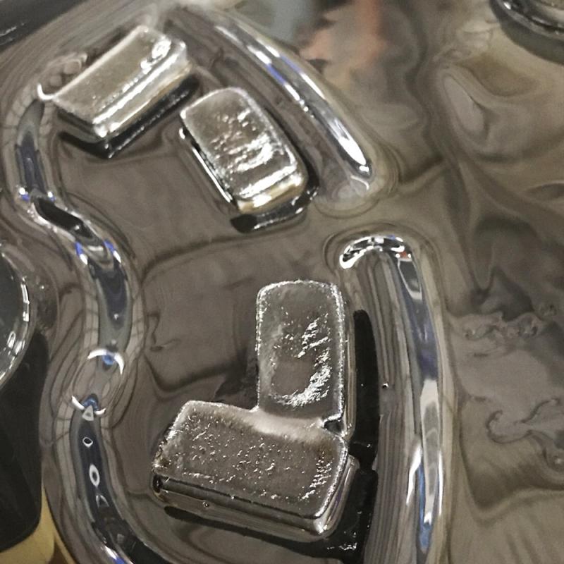 オイルパンのマグネットには鉄粉がびっしりついています。