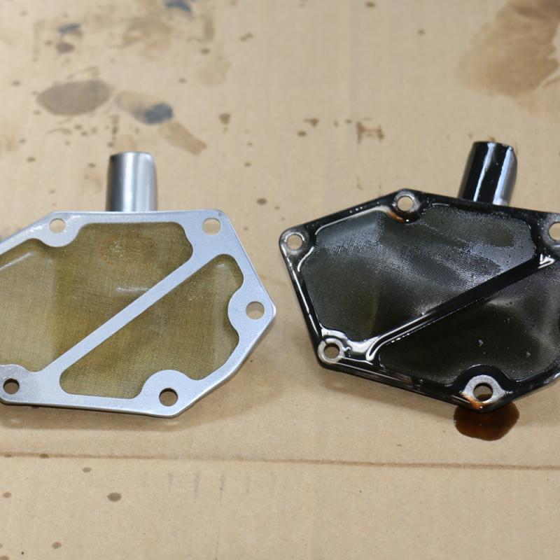 ストレーナーが鉄粉やスラッジで目詰まりしていると、フルードの循環を阻害します。フルード交換時はストレーナー交換も推奨しております。