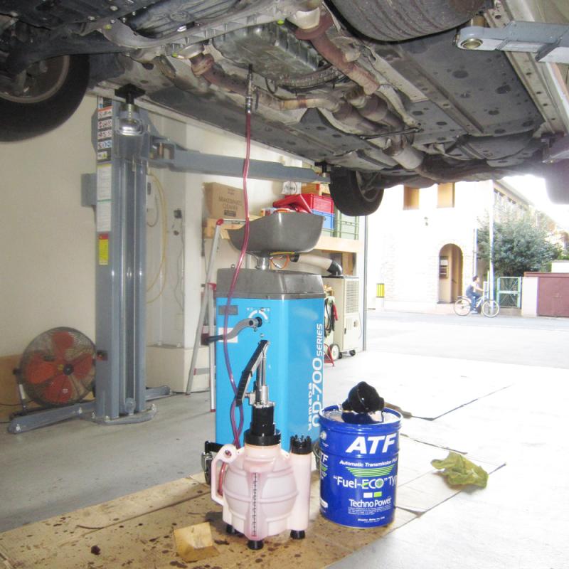 レベルゲージレス車もハンドポンプを使用すれば簡単にATF交換ができます。※ハンドポンプについてはこちらhandpunp-atfchange