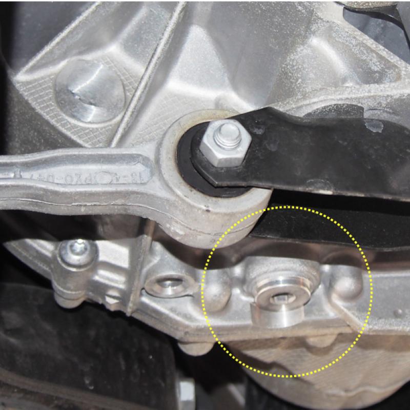 黄色で囲ったドレーンからオイルを抜きます。